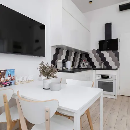 Charming One Bedroom In With A Perfect Location By Renters